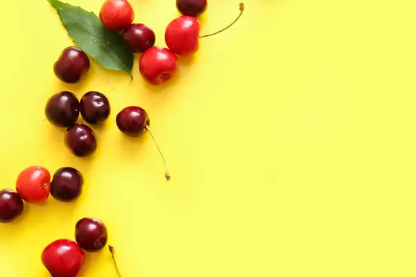 Many Sweet Cherries Leaf Yellow Background — Stock Photo, Image