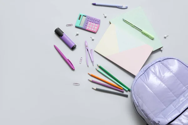 Lilac Σχολική Τσάντα Πλάτης Σημειωματάρια Αριθμομηχανή Και Μολύβια Γκρι Φόντο — Φωτογραφία Αρχείου