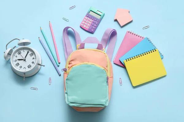 Mochila Escolar Colorida Com Notebooks Despertador Calculadora Fundo Azul — Fotografia de Stock