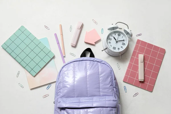 Lilac Σχολική Τσάντα Πλάτης Σημειωματάρια Ξυπνητήρι Και Δείκτες Λευκό Φόντο — Φωτογραφία Αρχείου