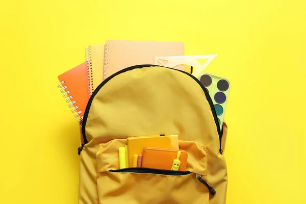 Mochila Escolar Com Cadernos Aquarelas Marcadores Fundo Amarelo — Fotografia de Stock