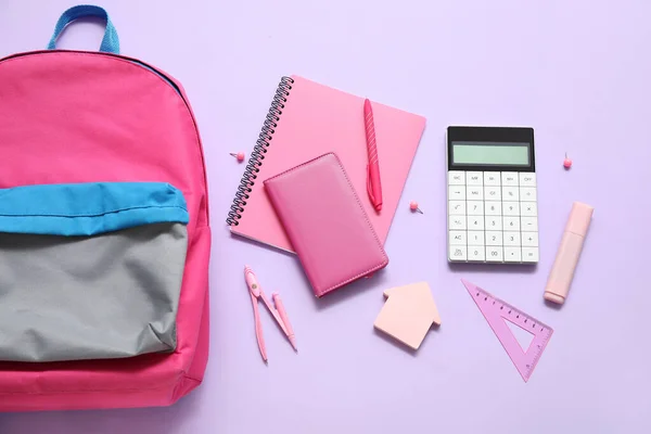 Mochila Escolar Rosa Con Cuadernos Calculadora Bolígrafo Sobre Fondo Lila — Foto de Stock