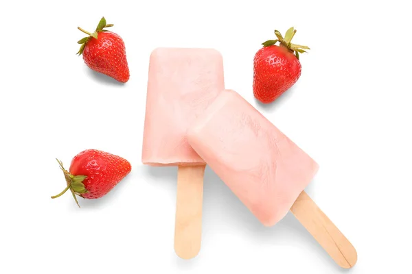 白色背景下的甜草莓冰淇淋冰棒 — 图库照片