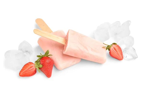 白色背景下的甜草莓冰淇淋冰棒 — 图库照片