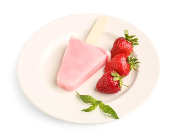 白底甜草莓冰淇淋冰棒盘 — 图库照片