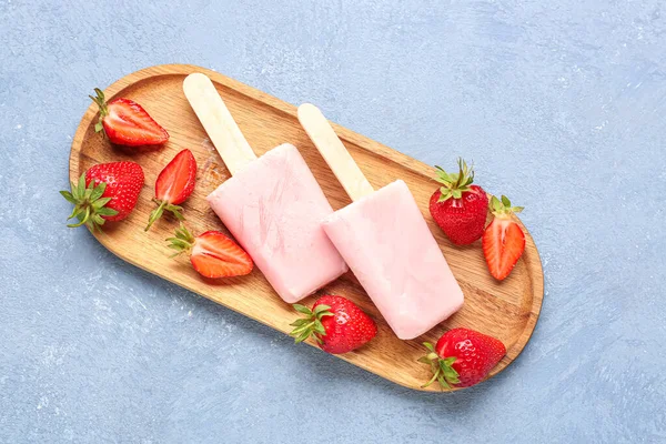 木制木板 蓝底甜草莓冰淇淋冰棒 — 图库照片