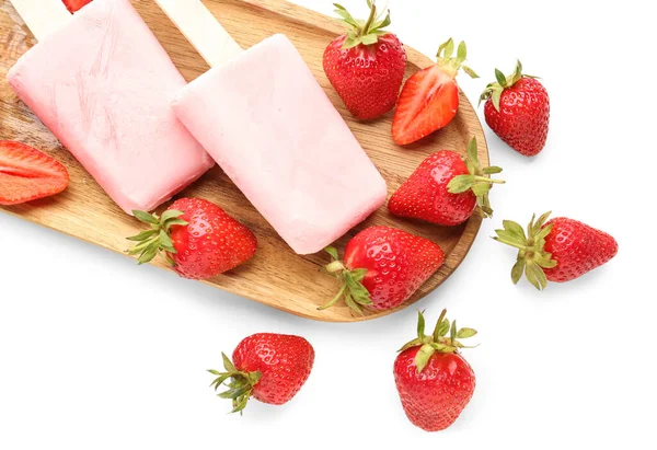 木木板 白色背景的甜草莓冰淇淋冰棒 — 图库照片