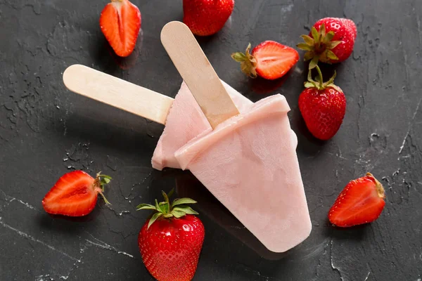 黑背景的甜草莓冰淇淋冰棒 — 图库照片