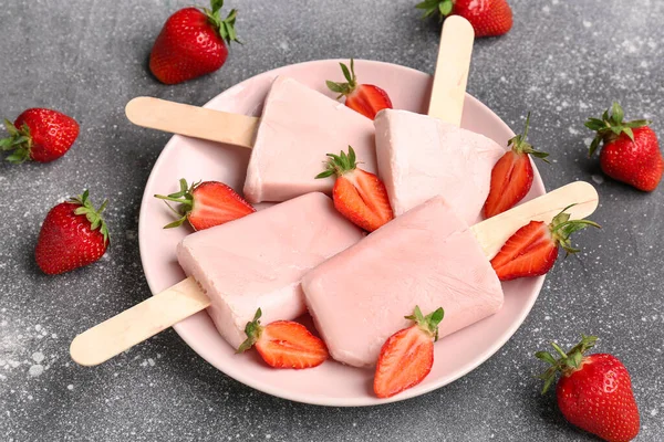 Plate Sweet Strawberry Ice Cream Popsicles Grey Background — Stock Photo, Image