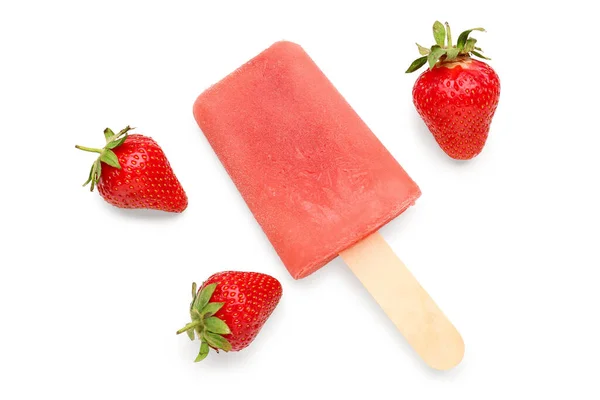 白色背景的甜草莓冰淇淋冰棒 — 图库照片
