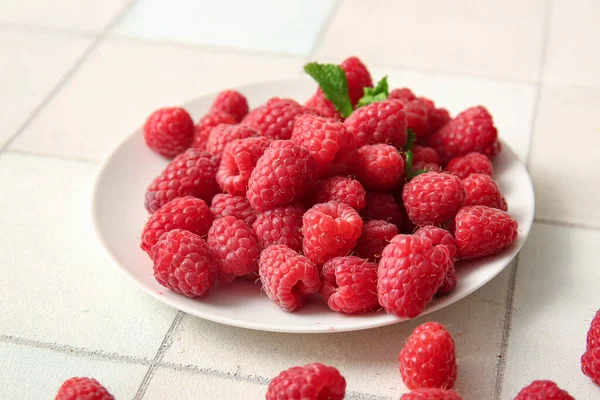 Plate Fresh Raspberries White Tile Background — Stock Photo, Image