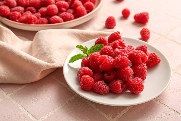 Plates Fresh Raspberries Pink Tile Background — Stock Photo, Image