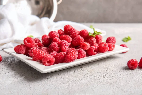 Plate Fresh Raspberries Mint Grey Background — Stock Photo, Image