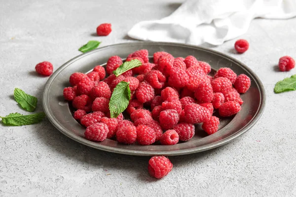 Plate Fresh Raspberries Mint Grey Background — Stock Photo, Image