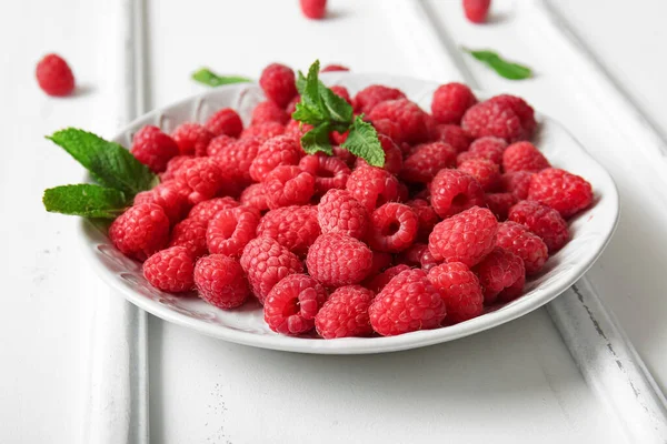 Plate Fresh Raspberries Mint White Background — Stock Photo, Image