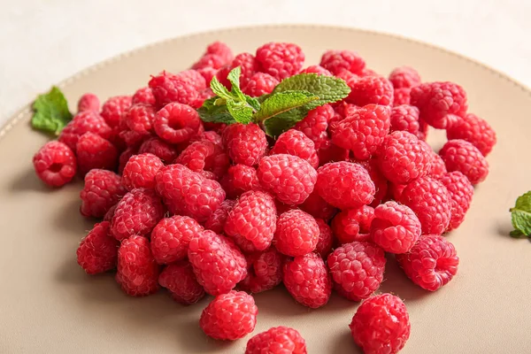 Heap Fresh Raspberries Mint Closeup — Stock Photo, Image