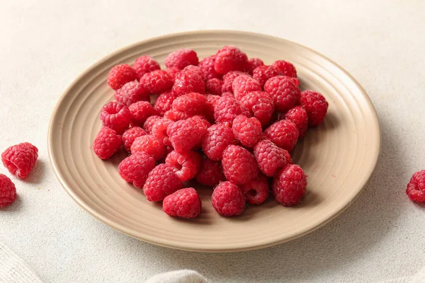 Plate Fresh Raspberries White Background — Stock Photo, Image