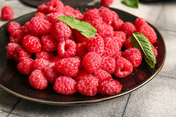 Plate Fresh Raspberries Mint Grey Tile Background — Stock Photo, Image