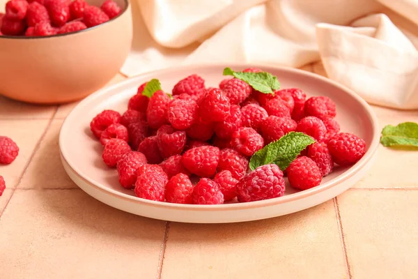 Plate Bowl Fresh Raspberries Pink Tile Background — Stock Photo, Image