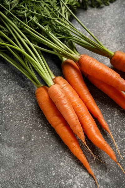 Fresh Carrots Leaves Grey Background — Stock Photo, Image