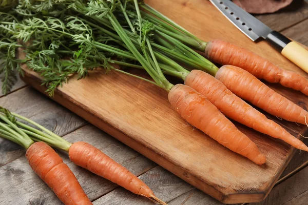 Board Fresh Carrots Leaves Wooden Background — Stock Photo, Image