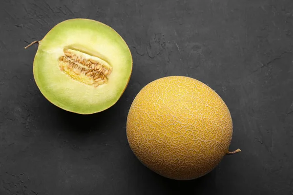Söt Melon Med Hälften Svart Bakgrund — Stockfoto