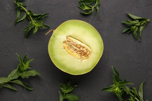 Hälften Söt Melon Och Mynta Svart Bakgrund — Stockfoto