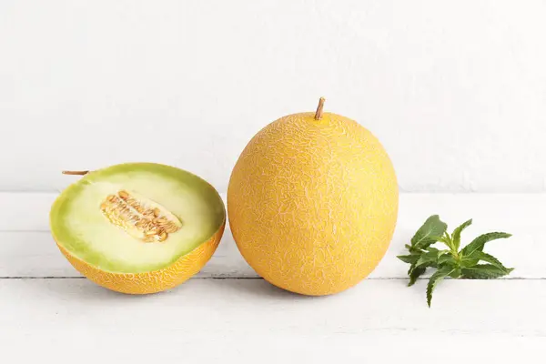 Zoete Meloen Met Half Mint Witte Houten Tafel — Stockfoto