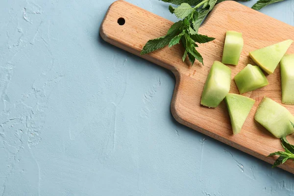 Wooden Board Pieces Sweet Melon Mint Blue Background — Stock Photo, Image