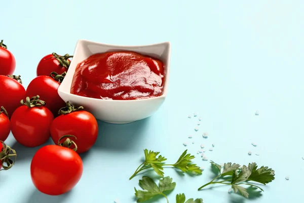 青い背景にトマトペーストと新鮮な野菜とボウル — ストック写真