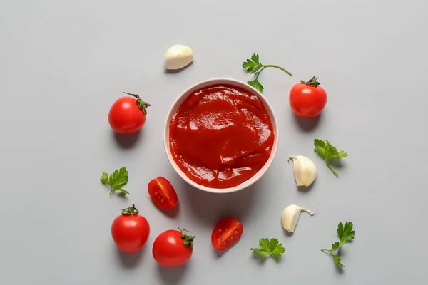 Schaal Met Tomatenpasta Verse Groenten Grijze Ondergrond — Stockfoto