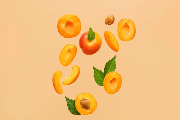 Flying Fresh Apricot Pieces Leaves Orange Background — Stock Photo, Image