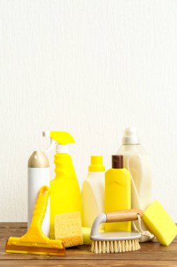 Temizlik malzemeleri ahşap masa üzerinde ayarla