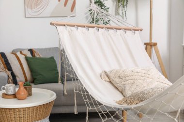 Oturma odasının iç tarafında minderleri olan rahat bir hamak.