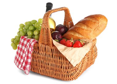 Piknik için lezzetli yemekler ve beyaz arka planda şarap sepeti.