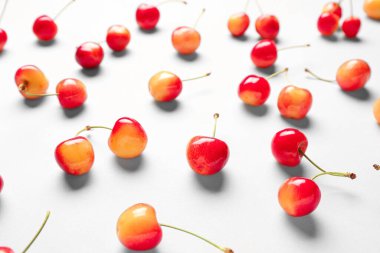 Gri arka planda bir sürü tatlı kiraz