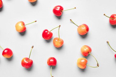 Gri arka planda bir sürü tatlı kiraz