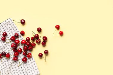 Açık arkaplanda bir sürü tatlı kiraz