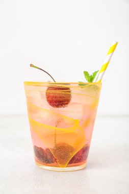 Beyaz arka planda naneli vişneli limonata.