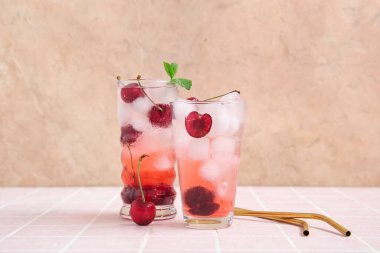 Pembe fayanslı nane şekerli vişneli limonata.