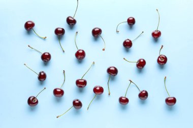 Mavi arka planda bir sürü tatlı kiraz