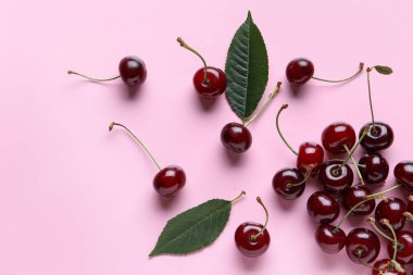 Pembe arka planda bir sürü tatlı kiraz