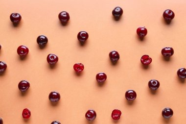 Turuncu arka planda bir sürü tatlı kiraz