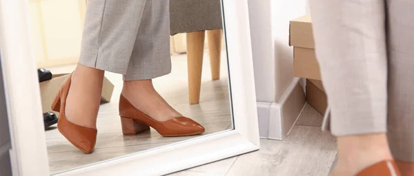 Mujer Probándose Zapatos Tacón Alto Con Estilo Cerca Del Espejo — Foto de Stock