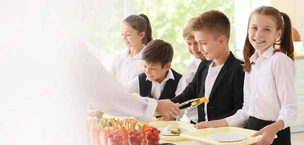 Група Учнів Які Обідали Шкільній Їдальні Банер Дизайну — стокове фото