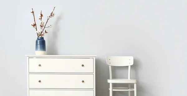 Commode Blanche Avec Des Fleurs Coton Chaise Près Mur Lumière — Photo