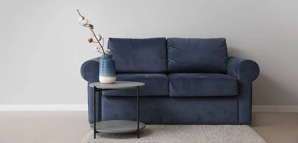 Blaues Sofa Und Tisch Mit Baumwollblumen Der Nähe Der Hellen — Stockfoto