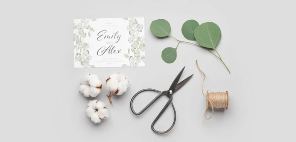 Összetétel Gyönyörű Esküvői Meghívóval Olló Pamut Virágok Világos Háttér — Stock Fotó