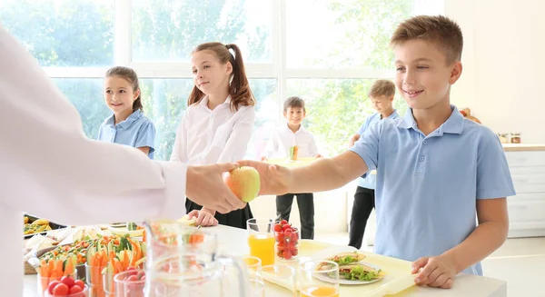 Schülergruppe Erhält Mittagessen Der Schulmensa — Stockfoto