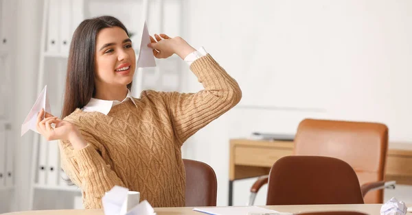 Young Woman Throwing Paper Planes Table Office — Stock Photo, Image